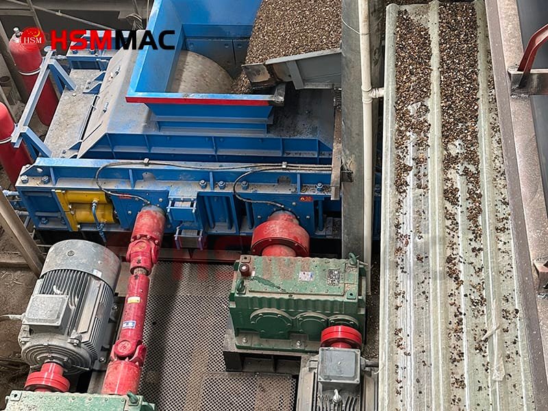 Flowchart illustrating the complete river pebble process: Feeder → Pre-screen → Jaw Crusher → Double Roll Crusher → Vibrating Screen → Sand Washer.