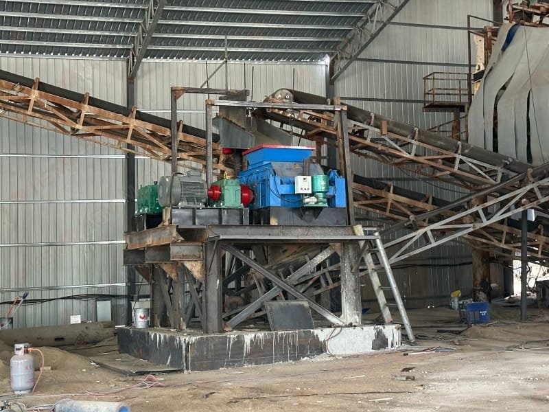Quartz Stone Roll Crusher On-Site Quartz Stone Roll Crusher On-Site